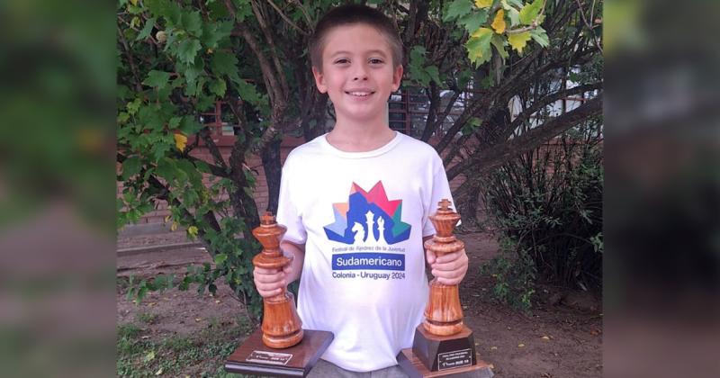 Toms Casquero con los dos trofeos que recibió este domingo en 25 de Mayo