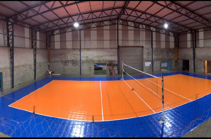 Argentino terminó la colocación del piso profesional en su cancha de  voleibol :: Diario La Opinion de Pergamino